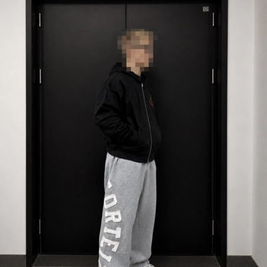 Pantaloni sportivi grigi con logo