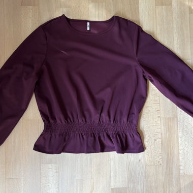 Blusa bordeaux con dettaglio fiocco