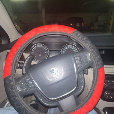 Housse de volant auto en rouge & aspect carbone