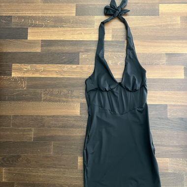 Abito nero con spalline Neckholder