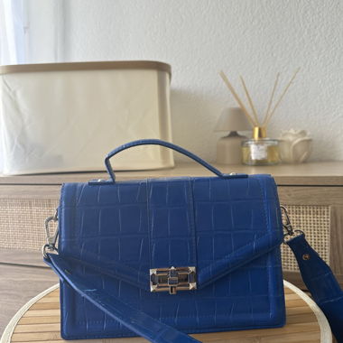 Blaue Umhängetasche mit Krokoprägung