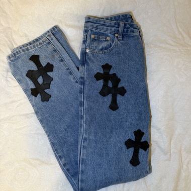 Jeans ispirati a Chrome Hearts