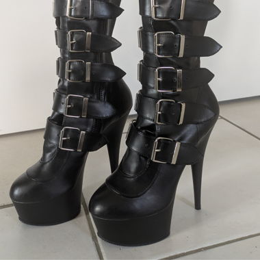 Schwarze High-Top-Boots mit Schnallen
