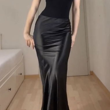 schwarzer satin maxi skirt