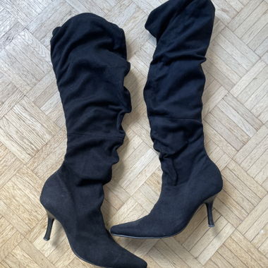 Bottes noires hautes en aspect daim