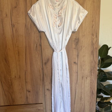 robe satinée rayée BELDONA blanche nacrée — neuve