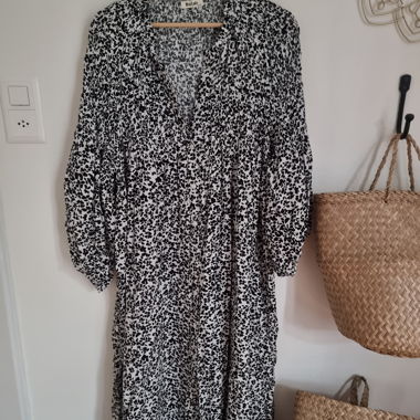 Lange bedruckte Robe in Schwarz und Weiss