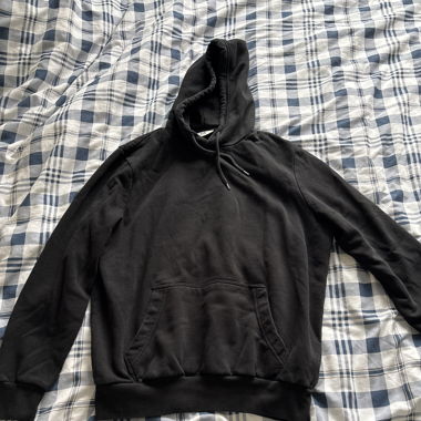 Sweats simple avec poche et a capuche noire