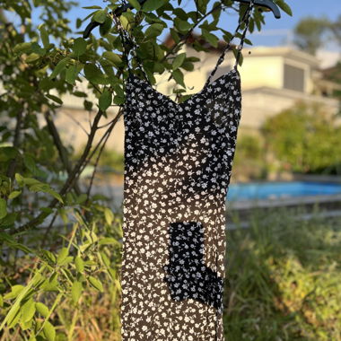 Kurzes Sommerkleid mit Blumenmuster