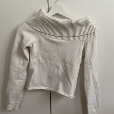 Kurzer Pullover mit freier Schulter