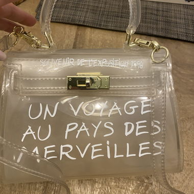 Sac à main transparent à fermeture dorée