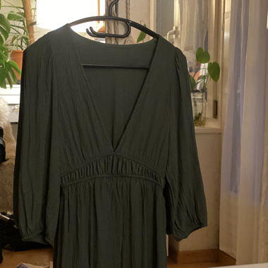 Kakifarbenes Kleid