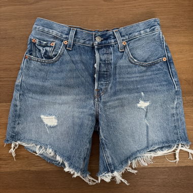 Pantaloncini di jeans sfrangiati