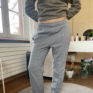 Graue Jogginghose