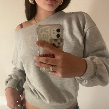 off-shoulder pulli