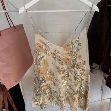 Haut asymétrique à fleurs et sequins River Island