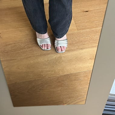 Silberne Sandalen mit Absatz