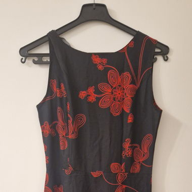 Schwarzes Kleid mit Blumenmuster