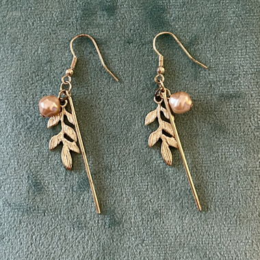 Boucles d'oreilles en or avec une petite perle