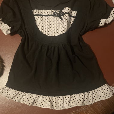 Top noir et blanc à pois avec ruban