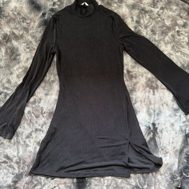 Schwarzes Langarm-Minikleid