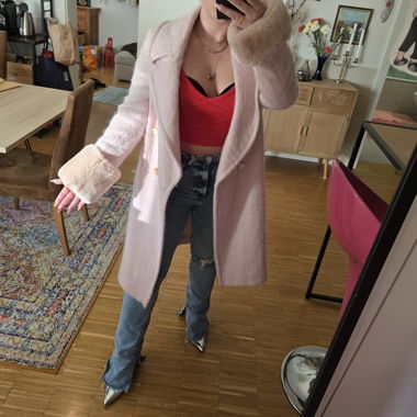 Manteau élégant rose pour femme avec manches en fourrure