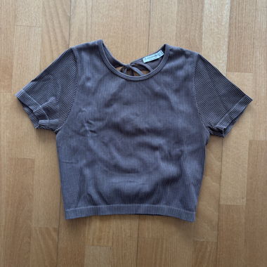 Crop top avec découpe dans le dos