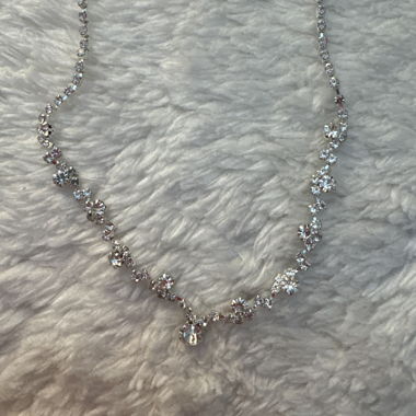 Collier ras du cou argenté avec strass