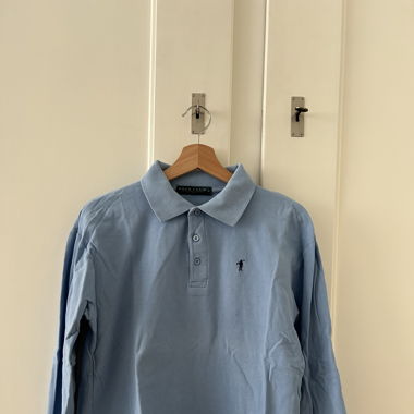 hellblaues Polo 