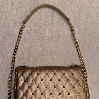 Sac doré avec chaîne 