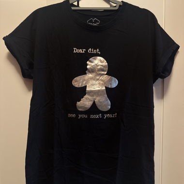 Black short-sleeve T-shirt