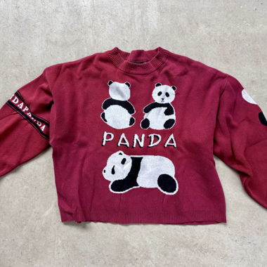 Pull panda rouge avec manches en forme de coeur