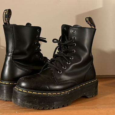 Schwarze Platform-Stiefel