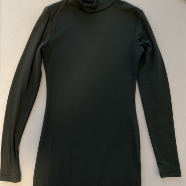 robe noire à manches longues