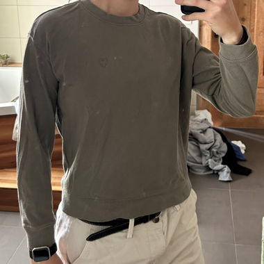 Olivgrüner Sweater