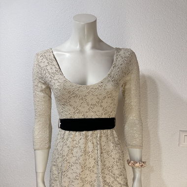 Spitzenkleid mit schwarzer Samtschleife