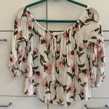 Top a spalle scoperte con motivo floreale