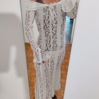 Romantisches langes Spitzekleid aus weisser Spitze, sexy mit Bardot-Ausschnitt