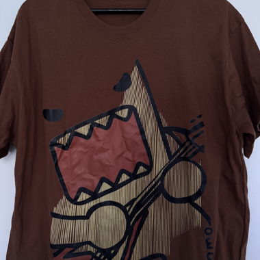 T-shirt marrone con stampa grafica