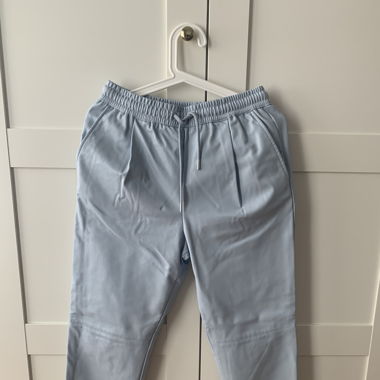 Hellblaue Lederhose (Imitat)