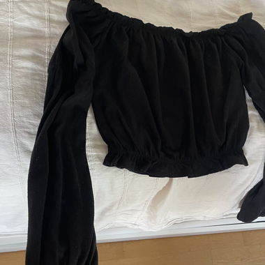 Schwarzes Off-Shoulder-Top