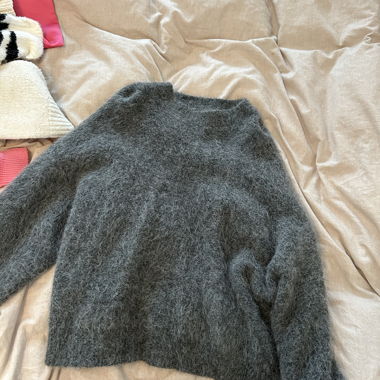 Grauer flauschiger Strickpullover