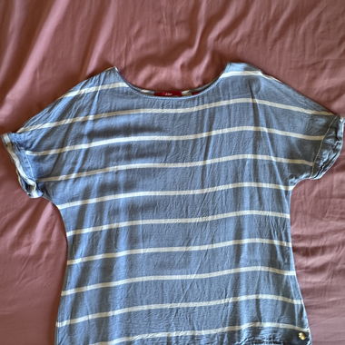 T-shirt a righe blu e bianche