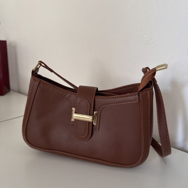 braune Schultertasche