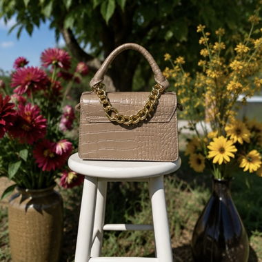 Borsa a mano beige effetto coccodrillo