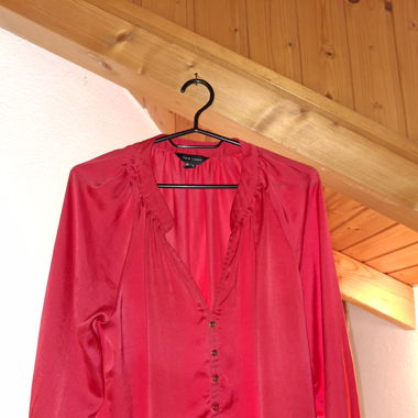 Blouse en satin rouge élégante 
