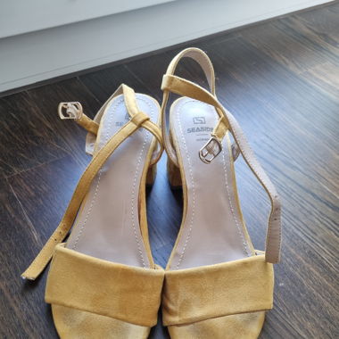 Chaussures à talons jaunes 