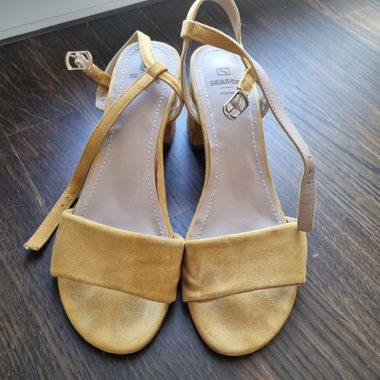 Chaussures à talons jaunes 