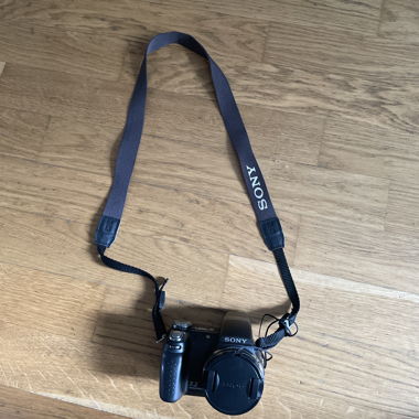 Sony Kamera mit Trageriemen