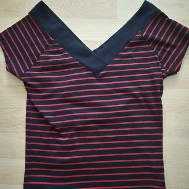 Gestreiftes V-Shirt mit Kurzarm